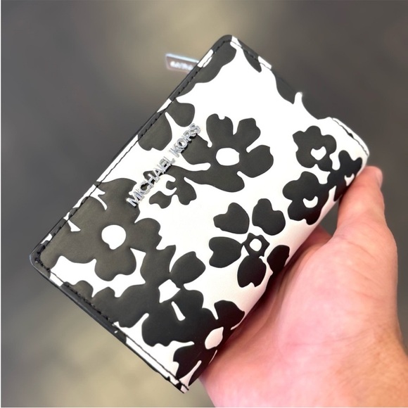 Michael Kors Jet Set Medium Floral Print BiFold Wallet Black Multi - Picture 2 of 9